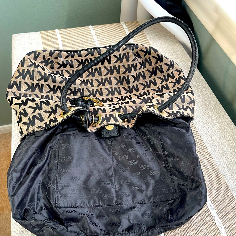 Michael Kors Black & Beige Signature Logo Medium East West Ring Tote Bag - Picture 10 of 10
